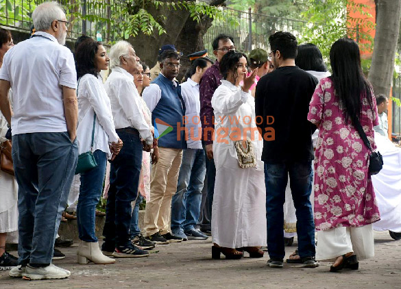 photos naseeruddin shah boman irani and others attend the funeral of shyam benegal 3