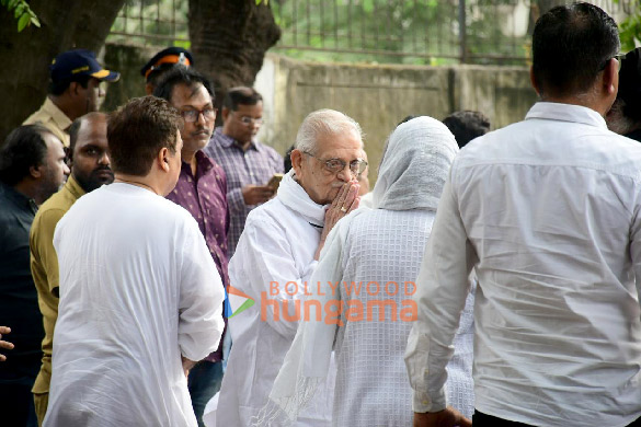 photos naseeruddin shah boman irani and others attend the funeral of shyam benegal 5