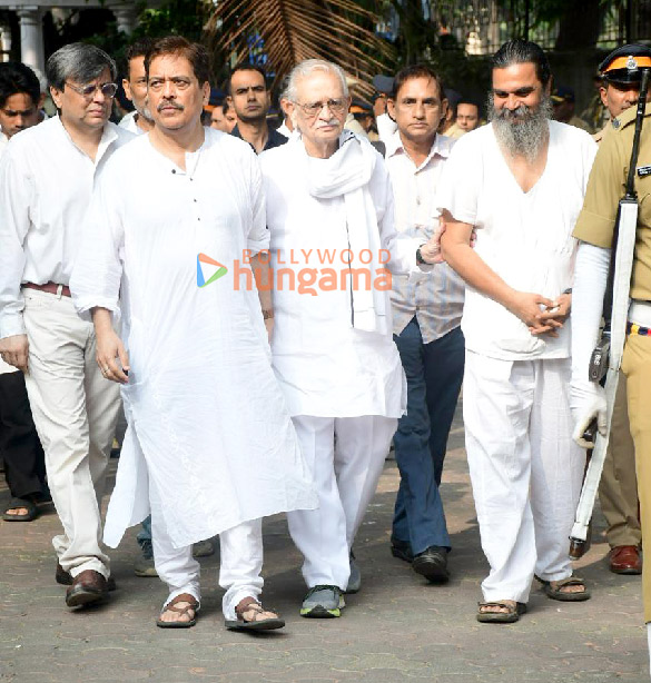 photos naseeruddin shah boman irani and others attend the funeral of shyam benegal 512 3