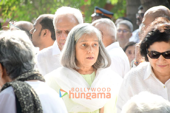 photos naseeruddin shah boman irani and others attend the funeral of shyam benegal 9