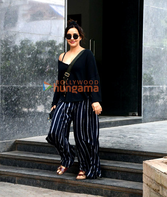 photos neha sharma snapped outside a clinic in bandra 4