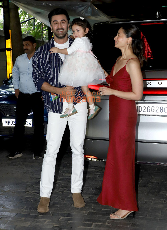 photos ranbir kapoor and alia bhatt snapped with daughter raha 5