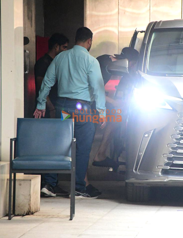 Photos: Ranbir Kapoor snapped outside a clinic in Bandra | Parties & Events