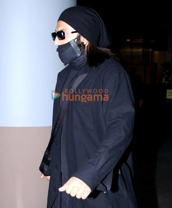 Photos: Ranveer Singh snapped at the Mumbai airport Photos: Ranveer Singh snapped at the Mumbai airport
