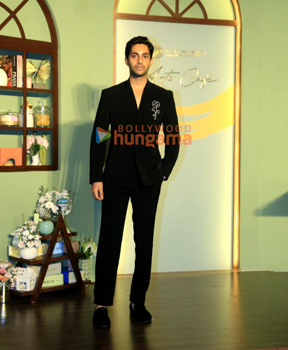 photos shah rukh khan gauri khan ananya panday janhvi kapoor and others grace the preview night of nmacc arts cafe 13