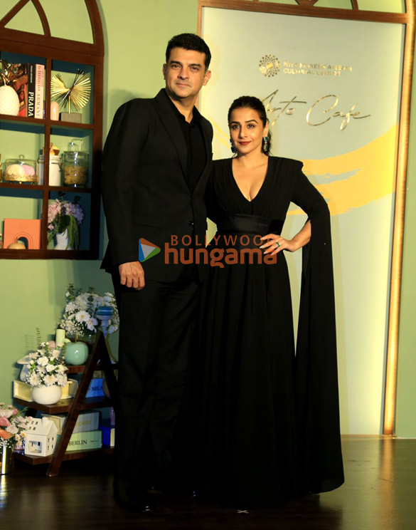 photos shah rukh khan gauri khan ananya panday janhvi kapoor and others grace the preview night of nmacc arts cafe 15