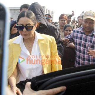 Photos: Shah Rukh Khan with wife Gauri and daughter Suhana snapped at the Gateway of India