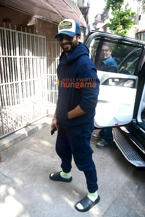 photos shahid kapoor snapped outside a dubbing studio in bandra 1 3