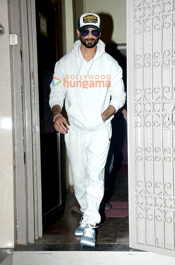 photos shahid kapoor snapped outside a dubbing studio in bandra 2