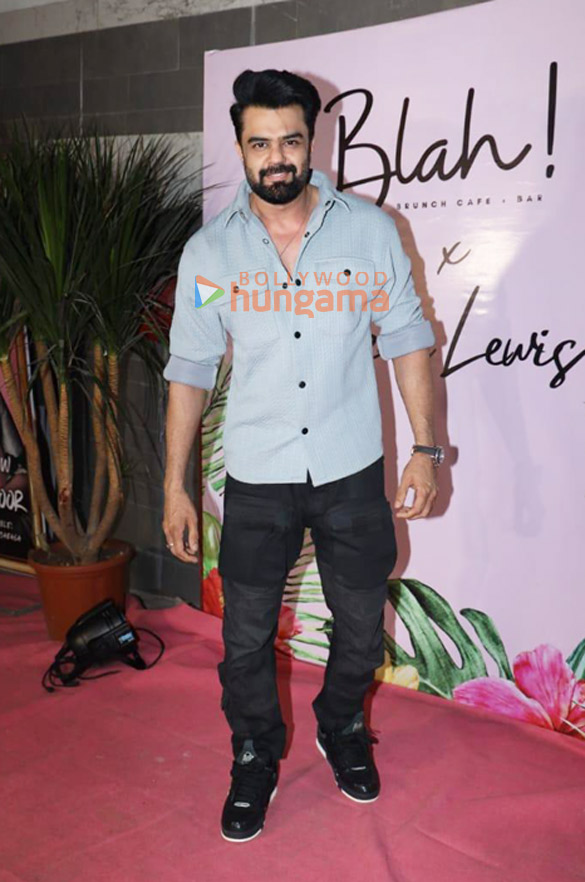photos sonali bendre maniesh paul and others snapped at terence lewiss house for christmas party 5