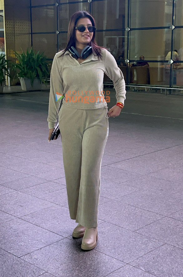 photos sonam kapoor ahuja kartik aaryan and others snapped at the airport 5