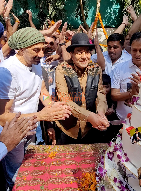 photos sunny deol and bobby deol celebrate father dharmendras 89th birthday at his residence 1