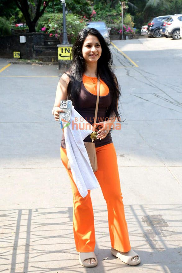 photos tanishaa mukerji snapped outside a yoga class in khar 2 2