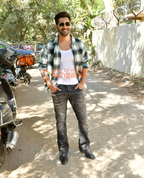 photos varun dhawan snapped in versova 1