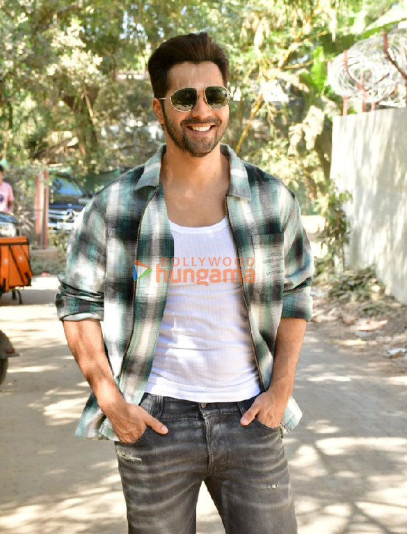 Photos: Varun Dhawan snapped in Versova