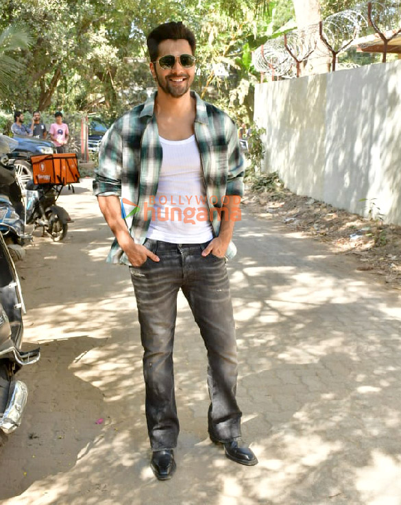 photos varun dhawan snapped in versova 3