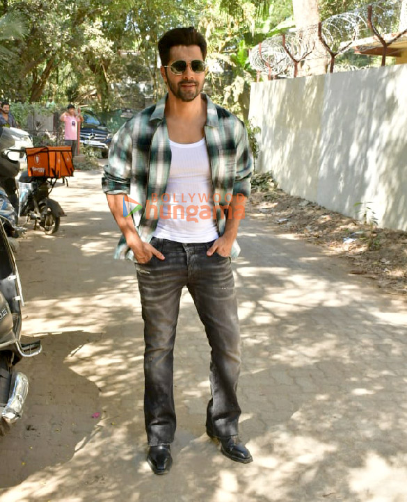 photos varun dhawan snapped in versova 4