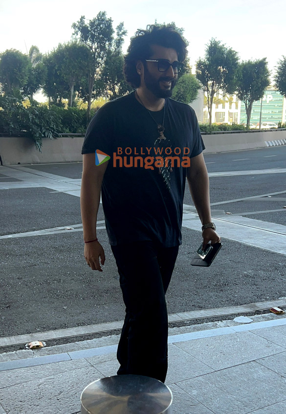 photos vicky kaushal katrina kaif kartik aaryan and others snapped at the airport 5 3