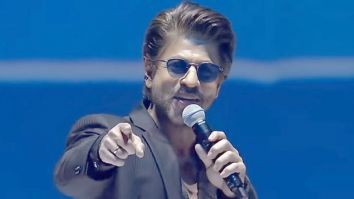Shah Rukh Khan playfully responds to a fan saying ‘I want to touch you’: “Arre aise thode na bolte hai publicly”