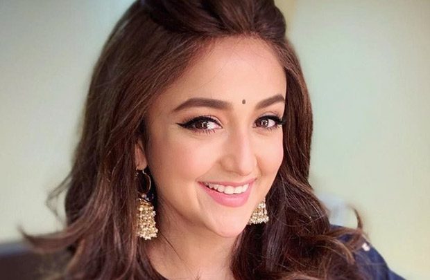 Monali Thakur clarifies on health news; says, “I am not dealing with breathing issues and I am not admitted to the hospital”