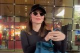 Kanika Kapoor greeting the paps at the aiport