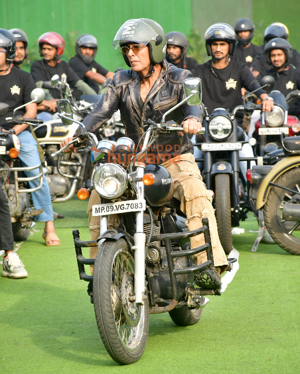 photos akshay kumar and veer pahariya spotted for an exciting activity for ahead of sky force trailer launch 4