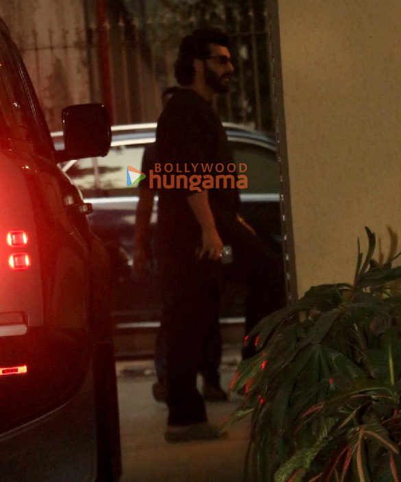 photos arjun kapoor snapped at karisma kapoors house 1