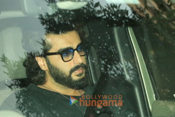 photos arjun kapoor snapped at karisma kapoors house 3