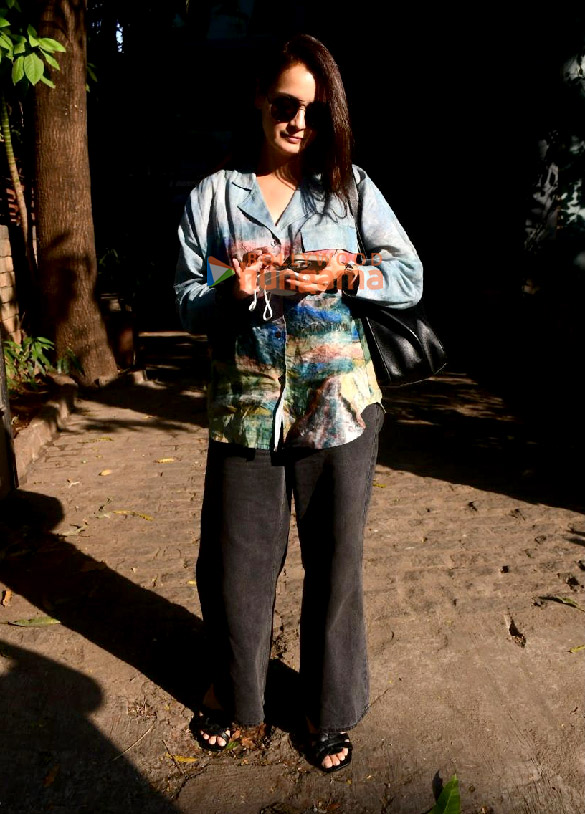 photos dia mirza snapped outside a salon in bandra 3 3