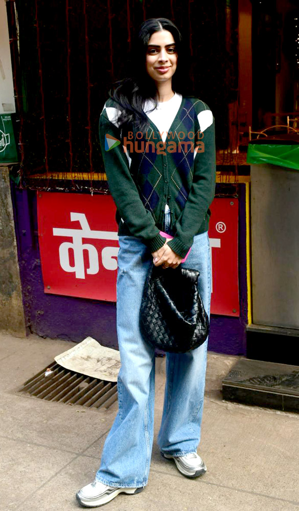 photos junaid khan and khushi kapoor snapped at candies in bandra 5