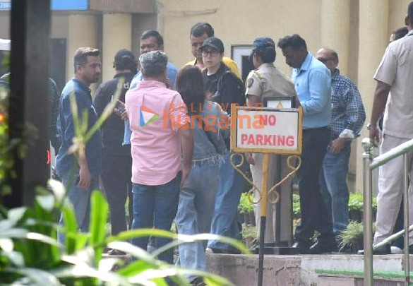 photos kareena kapoor khan karisma kapoor sara ali khan and ibrahim ali khan snapped at lilavati hospital