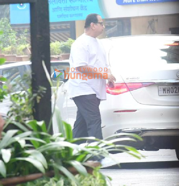 photos kareena kapoor khan kunal kemmu and others arrive to meet saif ali khan at lilavati hospital in bandra mumbai 550 1