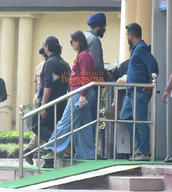 photos kareena kapoor khan sara ali khan and ibrahim ali khan snapped at lilavati hospital 1 3