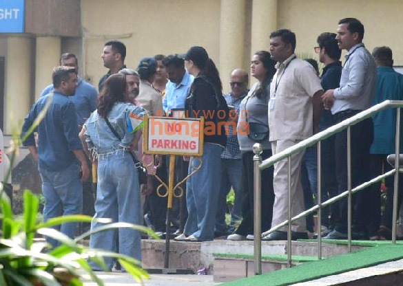 photos kareena kapoor khan sara ali khan and ibrahim ali khan snapped at lilavati hospital 2 3
