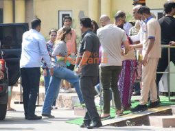 Photos: Kareena Kapoor Khan, Sara Ali Khan, Soha Ali Khan and others arrive to meet Saif Ali Khan at Lilavati Hospital in Bandra, Mumbai