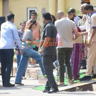 Photos: Kareena Kapoor Khan, Sara Ali Khan, Soha Ali Khan and others arrive to meet Saif Ali Khan at Lilavati Hospital in Bandra, Mumbai