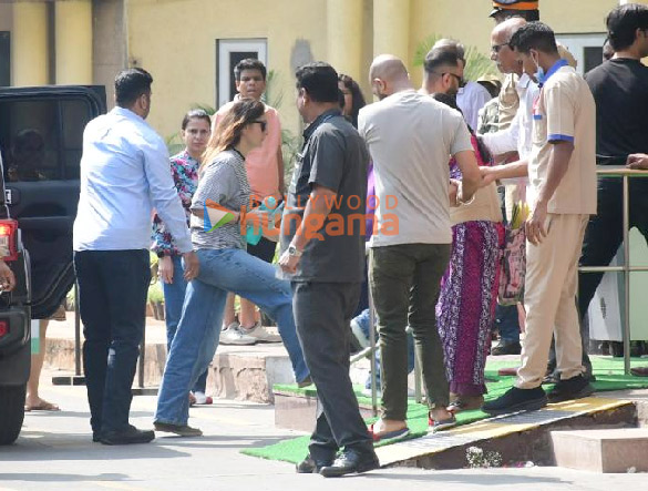 Photos: Kareena Kapoor Khan, Sara Ali Khan, Soha Ali Khan and others arrive to meet Saif Ali Khan at Lilavati Hospital in Bandra, Mumbai Photos: Kareena Kapoor Khan, Sara Ali Khan, Soha Ali Khan and others arrive to meet Saif Ali Khan at Lilavati Hospital in Bandra, Mumbai