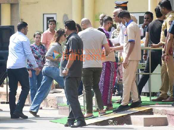 photos kareena kapoor khan and soha ali khan arrive to meet saif ali khan at lilavati hospital in bandra mumbai 2