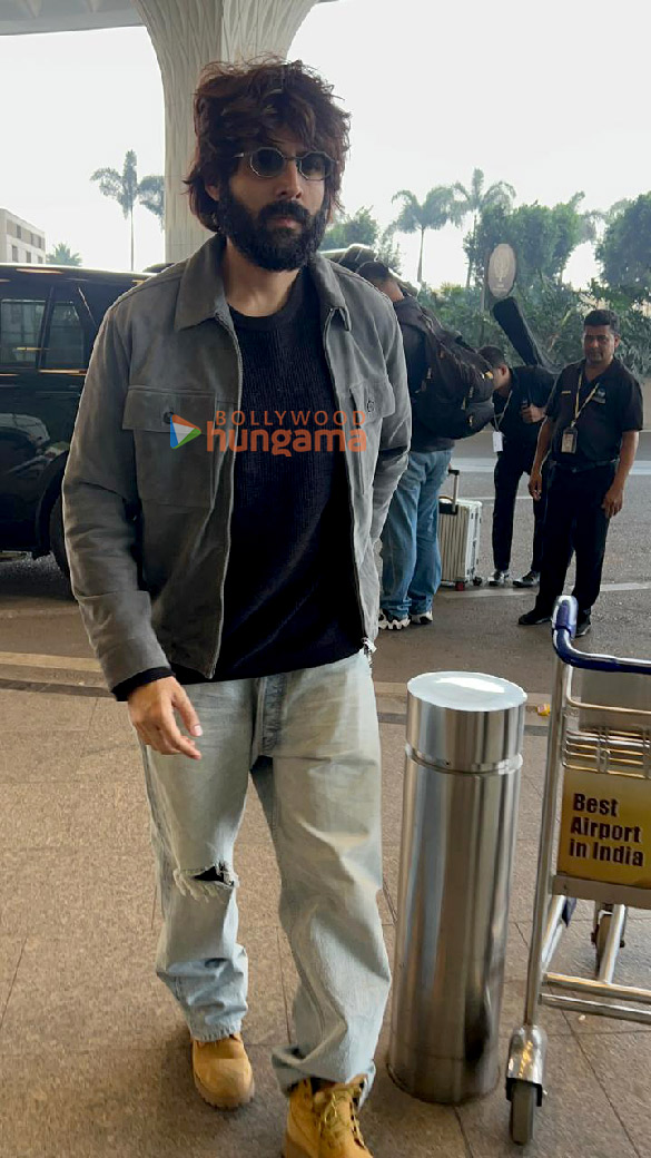 photos kartik aaryan snapped at the airport 1 11