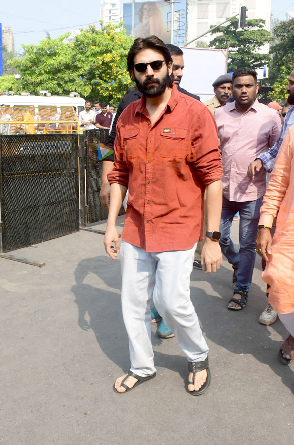 Photos: Kartik Aaryan visits Siddhivinayak Temple to seek blessings Photos: Kartik Aaryan visits Siddhivinayak Temple to seek blessings