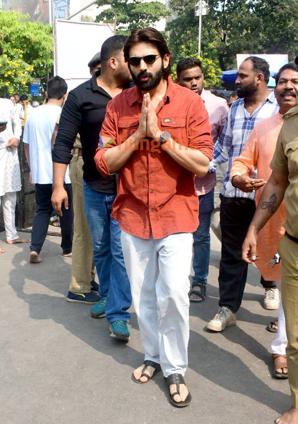 photos kartik aaryan visits siddhivinayak temple to seek blessings 2 3