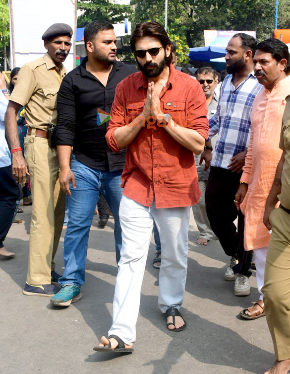 photos kartik aaryan visits siddhivinayak temple to seek blessings 5 3