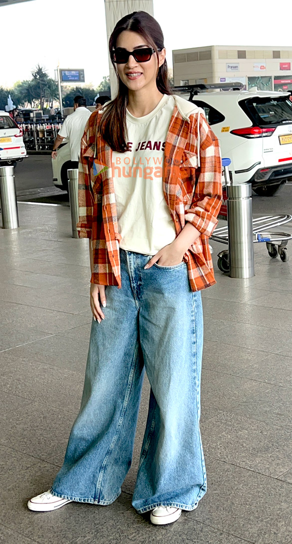 Photos: Kriti Sanon and Malaika Arora snapped at the airport Photos: Kriti Sanon and Malaika Arora snapped at the airport