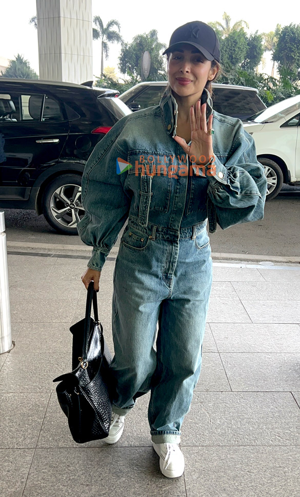 photos kriti sanon and malaika arora snapped at the airport 4