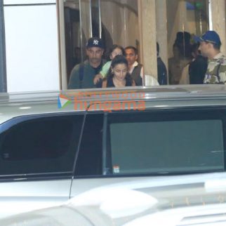 Photos: Ranbir Kapoor, Alia Bhatt, Neetu Singh and Soni Razdan snapped at Kalina airport