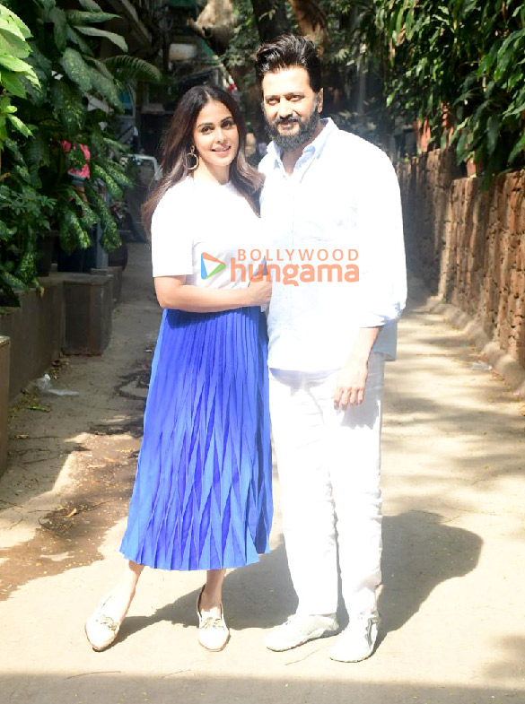 photos riteish deshmukh and genelia deshmukh snapped outside krome studio in bandra 5