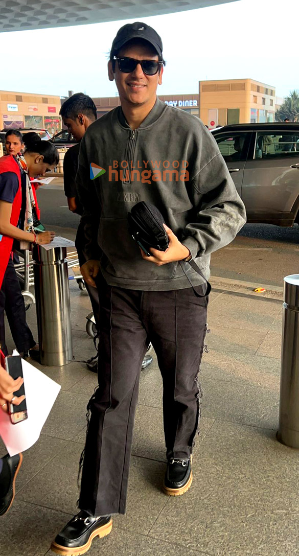 photos saif ali khan kareena kapoor khan vijay varma and amaal mallik snapped at the airport 2