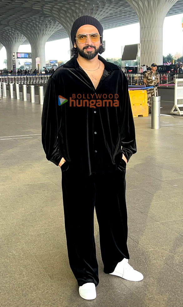 photos saif ali khan kareena kapoor khan vijay varma and amaal mallik snapped at the airport 3