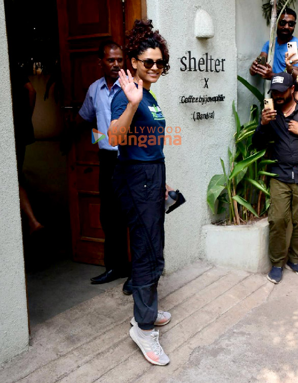 photos saiyami kher snapped outside a restaurant in bandra 2