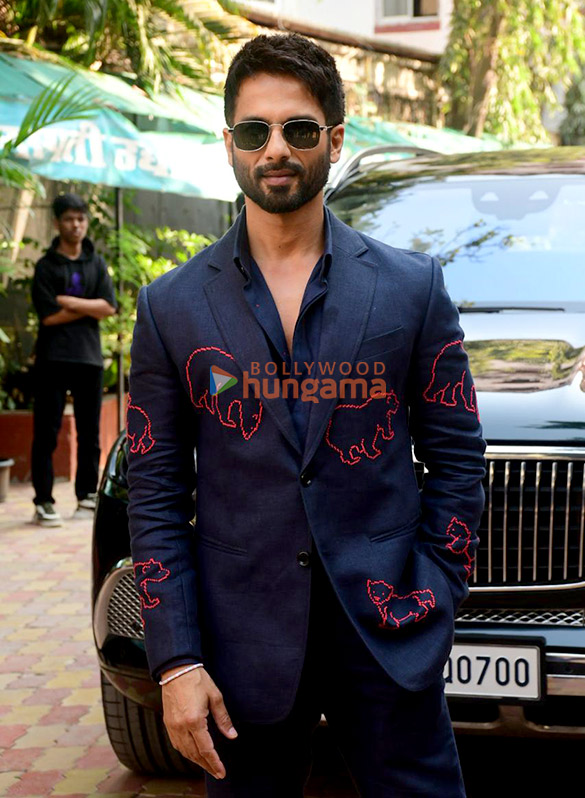 photos shahid kapoor and pooja hegde snapped promoting their film deva at national college in mumbai 3